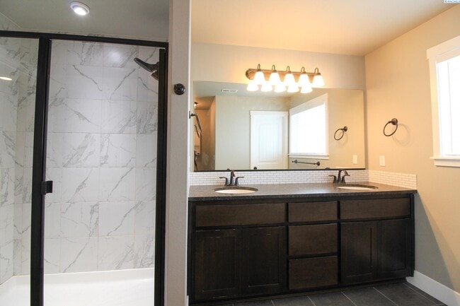 Building Photo - 4 Bed/2.5 Bath + an Office in Kennewick