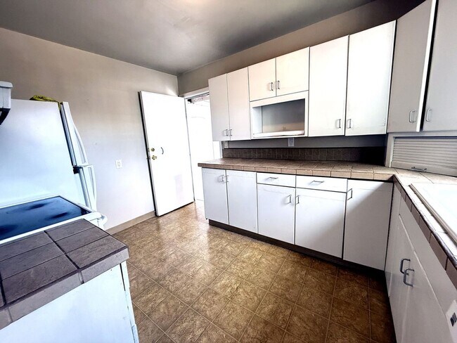 Building Photo - Newly available 2 bed/1 bath duplex