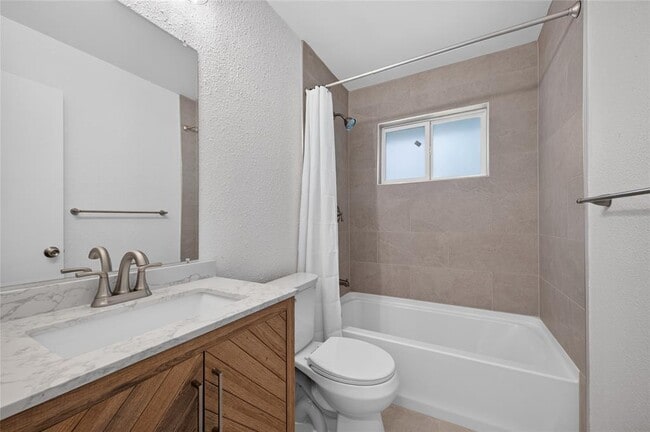 Building Photo - 503 Lakeway Dr