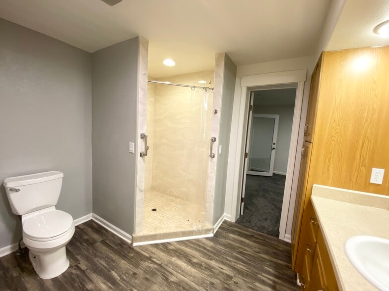 Building Photo - 2464-2 NE Ravenwood Dr