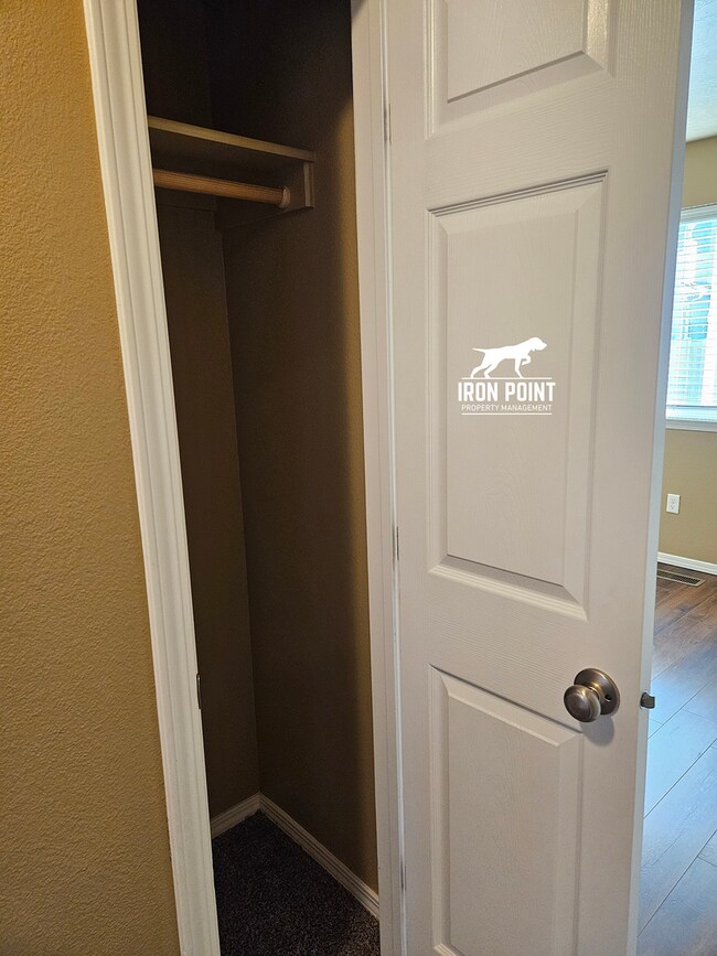 Building Photo - 3bed/2bath home w/bonus room, 2 car garage, fenced yard, and landscaping included.