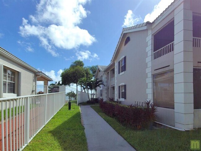 Building Photo - 2811 N Oakland Forest Dr
