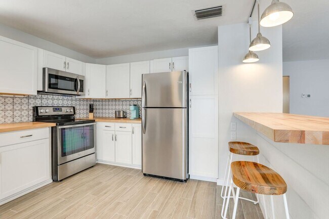 Building Photo - Charming 3/2 Available Now! Furnished or U...