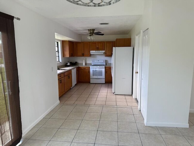 Building Photo - 1561 SE Arenson Ln