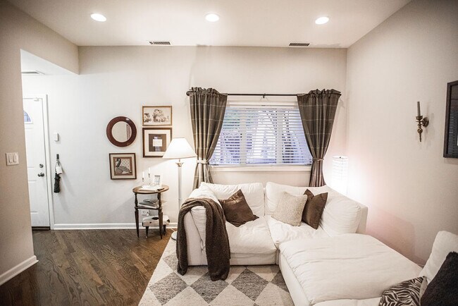 Building Photo - 816 N Dearborn St