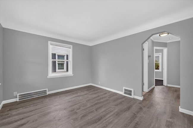 Building Photo - Charming 3-Bedroom Bungalow for Rent in Lincoln Park