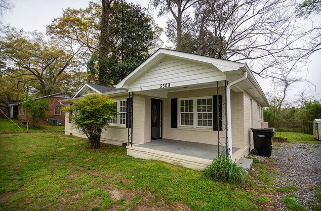 Building Photo - Beautiful home available today!