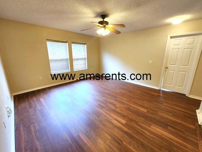 Building Photo - Delightful 3 bedroom 2.5 bath House