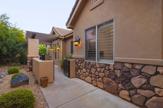 Building Photo - 1922 N Pebble Beach Dr