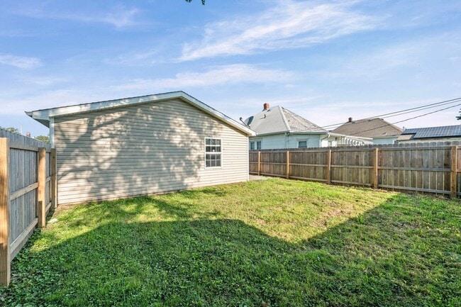 Building Photo - Cute Two Bedroom Home