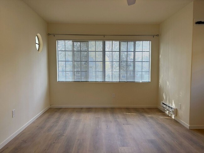 Building Photo - Newly Updated Second-Floor Studio in Palo Alto!