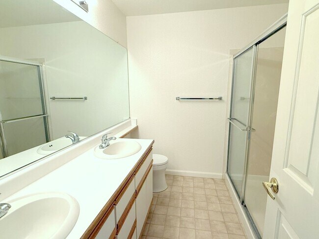 Building Photo - Fabulous Townhouse at Ashford Court - Close to BART, Downtown & Trails !