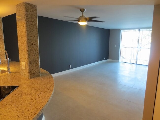 Building Photo - 115 Lake Emerald Dr