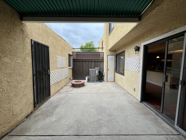 Building Photo - 3+2.5 twnhm w/pool + spa; water, trash + b...