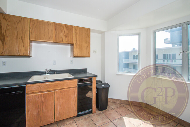 Building Photo - Corona Heights - 3 BR, 2.5 BA Condo 1,586 ...