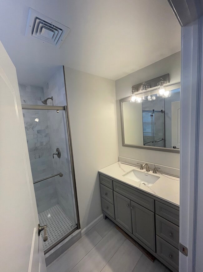 Building Photo - 416 ShadyNook St