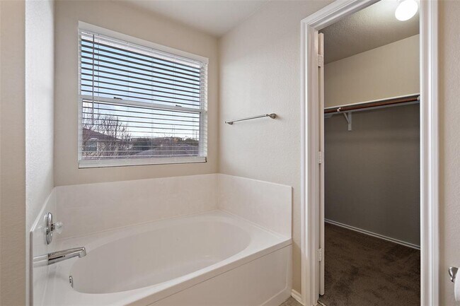 Building Photo - 1617 Anise Dr