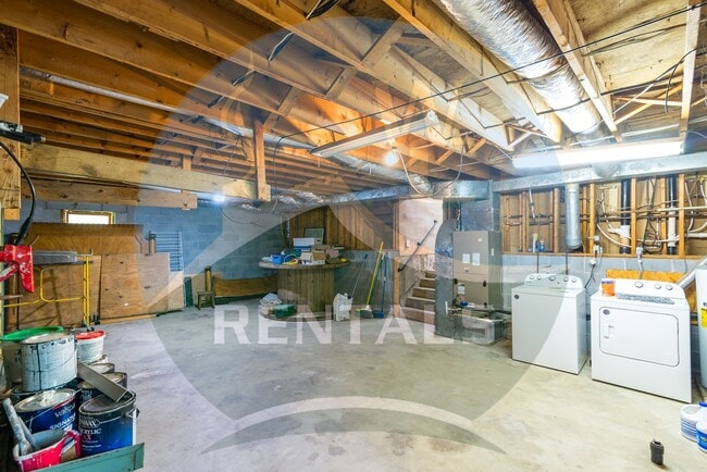 Building Photo - Beautifully remodeled 4 bedroom 2 bath hom...