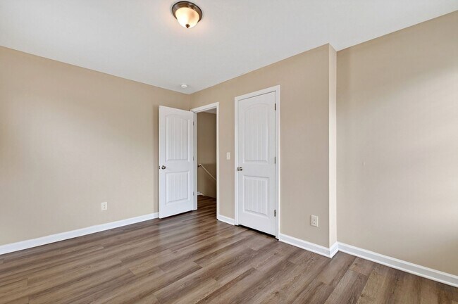 Building Photo - 4490 Middletown Dr