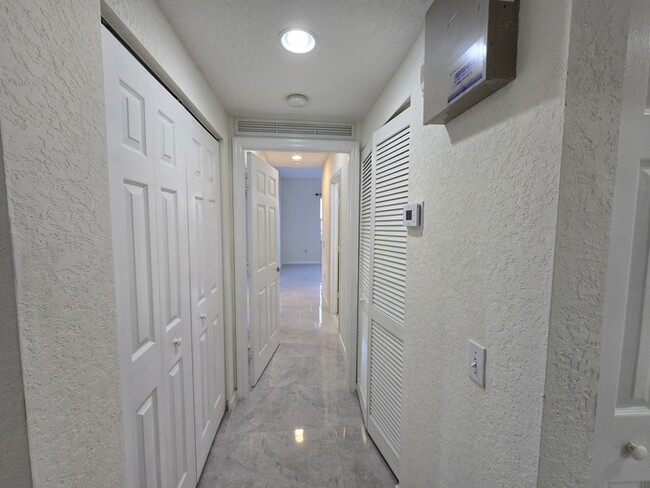 Building Photo - Beautiful 2 Bed 2 Bath Condo in West Palm ...