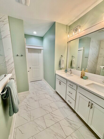 Building Photo - 454 Locksley Dr