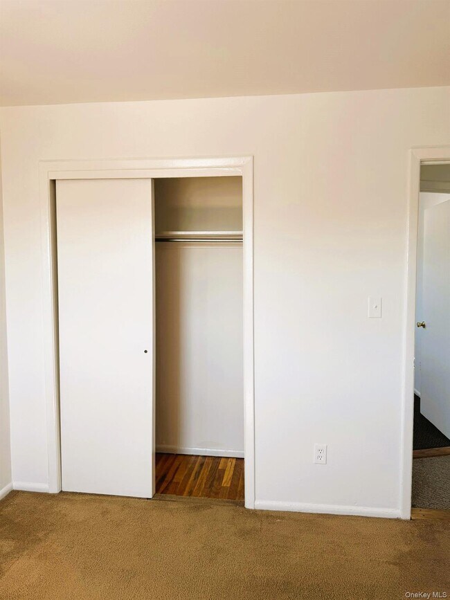 Building Photo - 131 Roslyn Rd