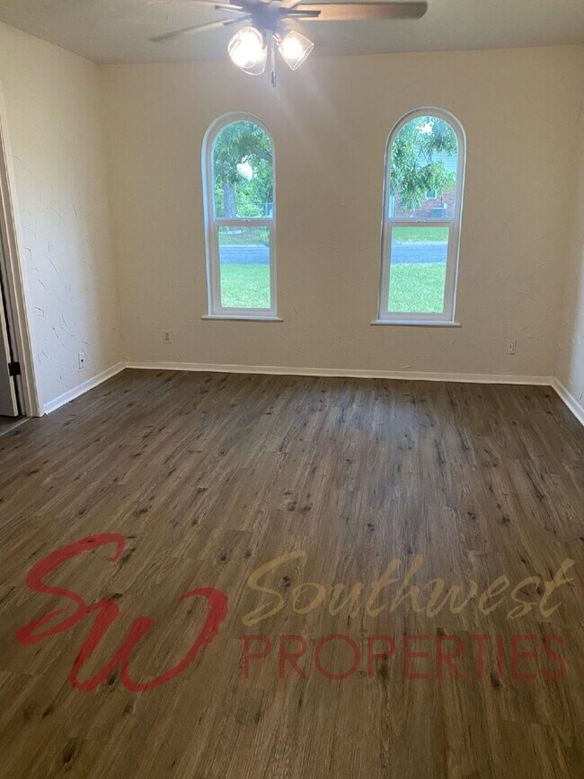 Building Photo - 4-Bedroom home in a quiet neighborhood