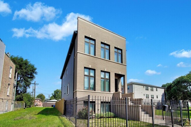 Building Photo - 700 E 46th St