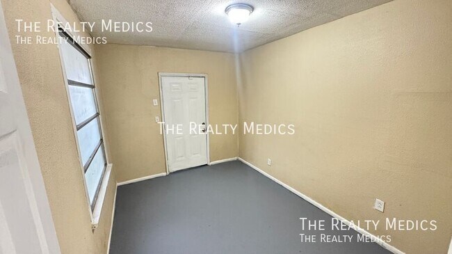 Building Photo - 1100 Santa Anita St
