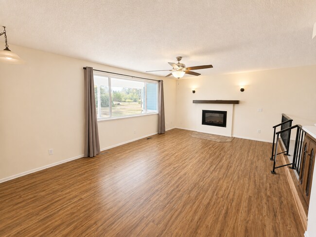 Building Photo - Must See 3 BED/2 Bath Rambler in Yelm Available 8/10/26! Close to JBLM!!!
