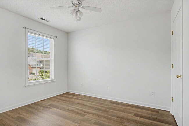 Building Photo - Townhome in Desirable Hedingham Community