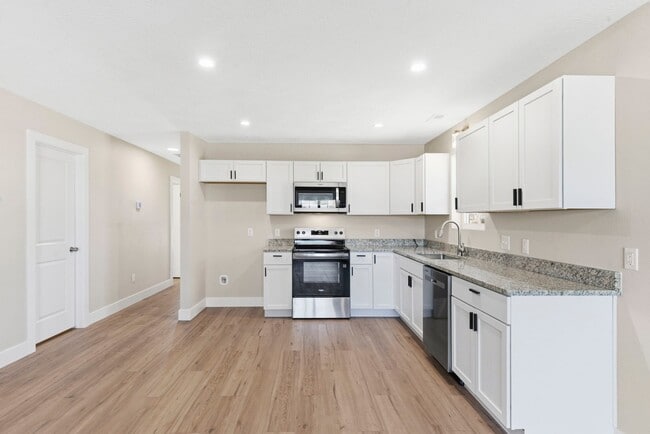 Building Photo - 1342 E Blaine St