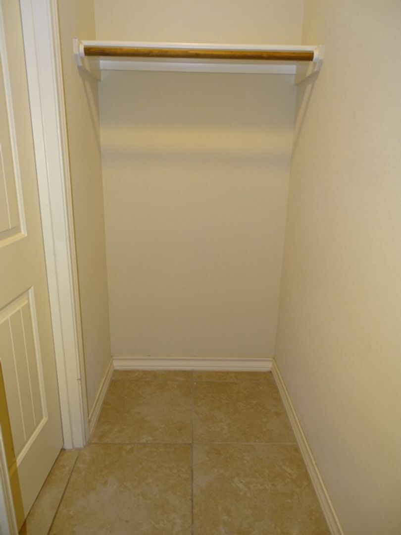 Building Photo - 7054 Lakeview Dr