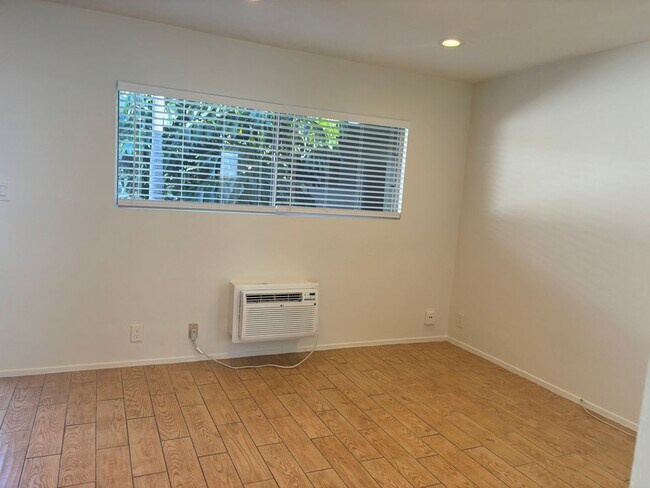 Building Photo - 220 W Spazier Ave