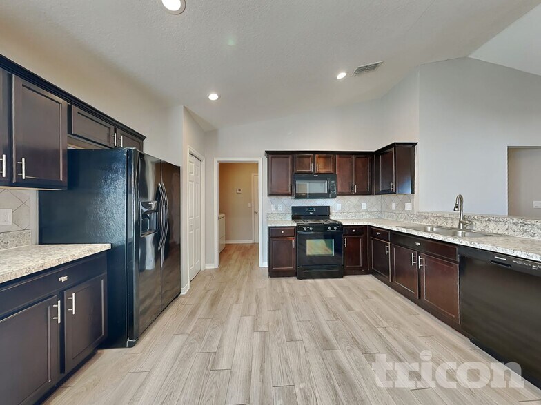 Building Photo - 1920 Bretton Ridge Dr