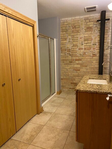 Building Photo - 522 N Water St