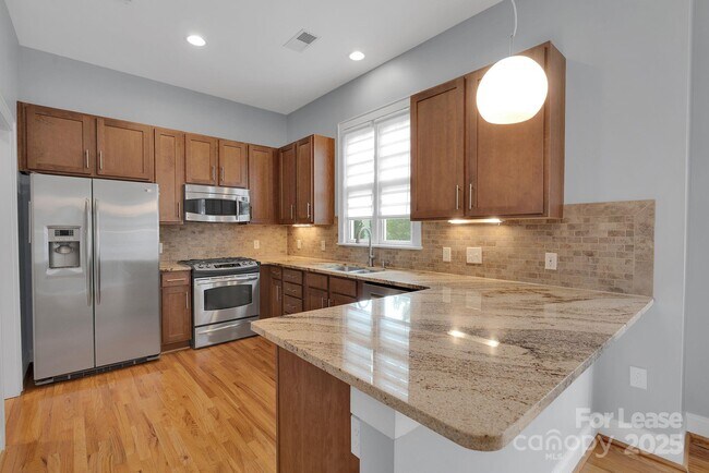 Building Photo - 336 Magnolia Ave