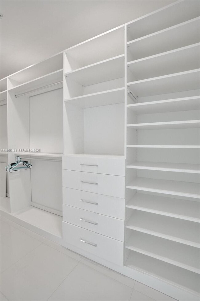 Building Photo - 516 SE 1st Cir