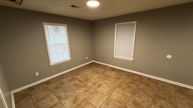 Building Photo - 1496 Oakwood St