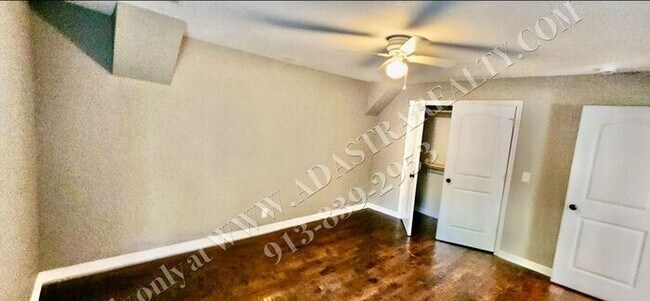Building Photo - Nice Updated 3 Bed, 1 Bath in KCK-Availabl...