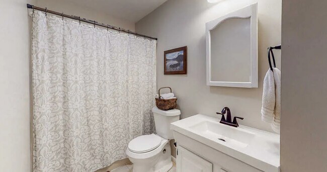 Building Photo - Available early Jan! 3bd/2bth w/fenced yard