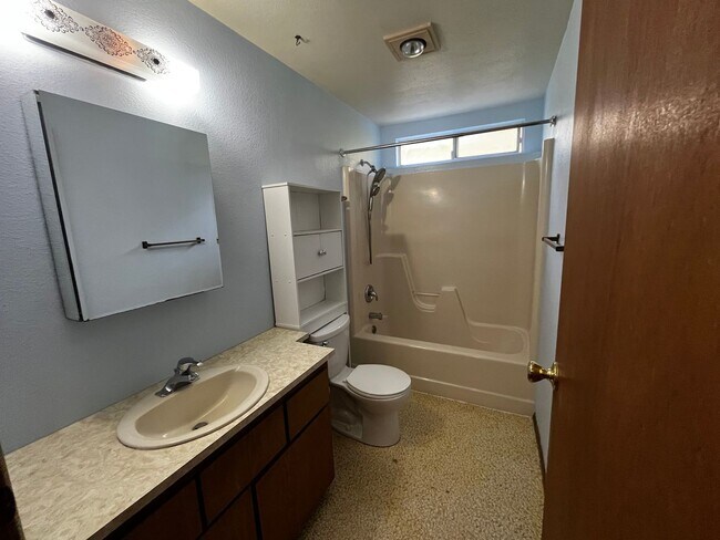 Building Photo - 1110 Shorewood Dr