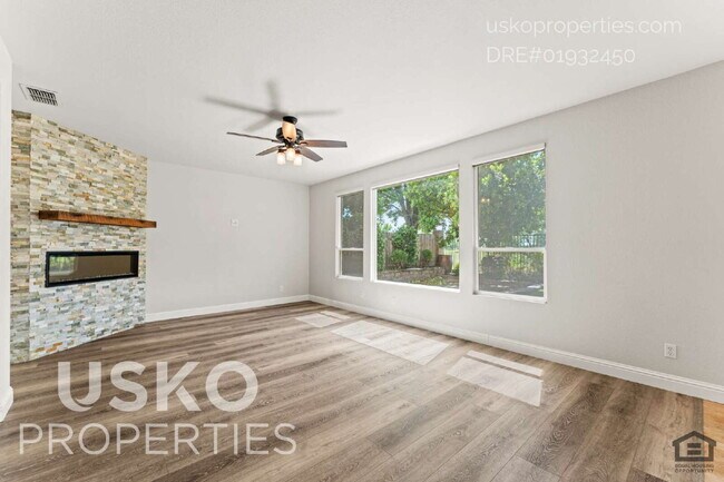 Building Photo - "Spacious 4-Bedroom Retreat with 2.5 Baths...