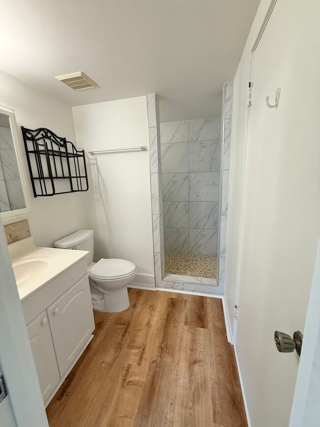Building Photo - Spacious 3/2 in Club View Estates