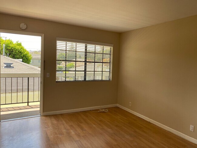 Building Photo - Bright and airy updated second floor 1 bedroom, 1 bathroom apartment