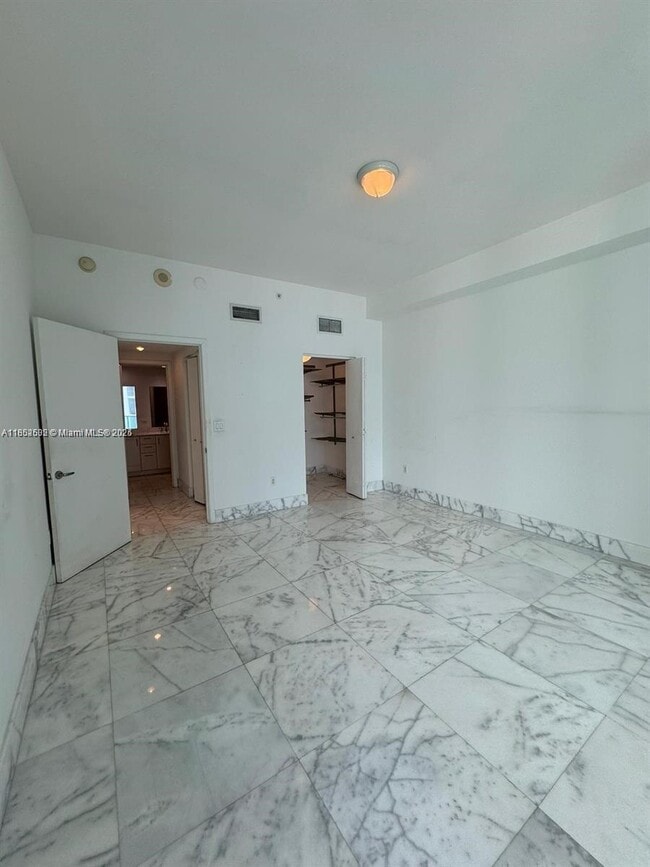 Building Photo - 1331 Brickell Bay Dr