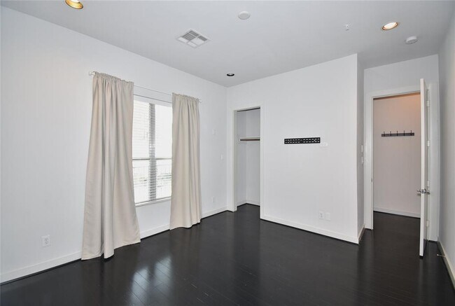 Building Photo - 207 Pierce St