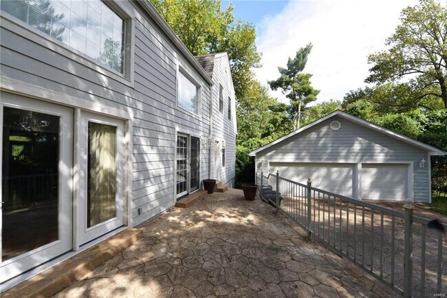 Building Photo - 8940 Ladue Rd