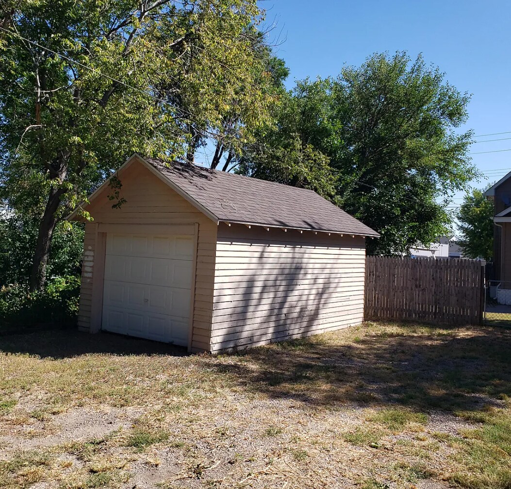 Detached Garage - 709 N Rowley St