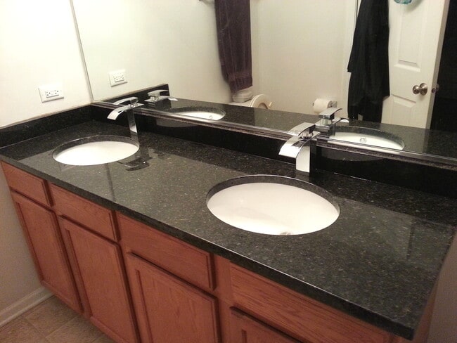 Building Photo - 928 Charlton Ln